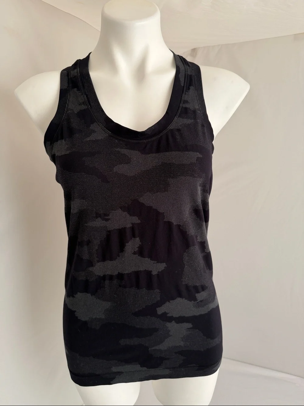 Athleta Momentum Seamless Racerback Tank Top black charcoal gray camouflage M